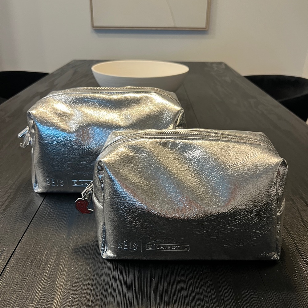 BÉIS x Chipotle The Burrito Pouch Set
in Foil - Picture 5 of 10
